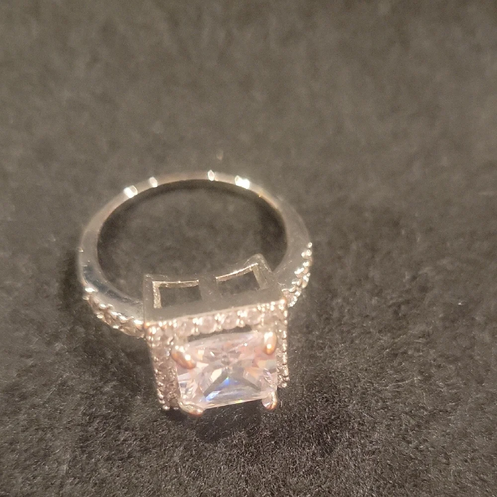 Elegant Silver Square-Cut Ring - Picture 5 of 5